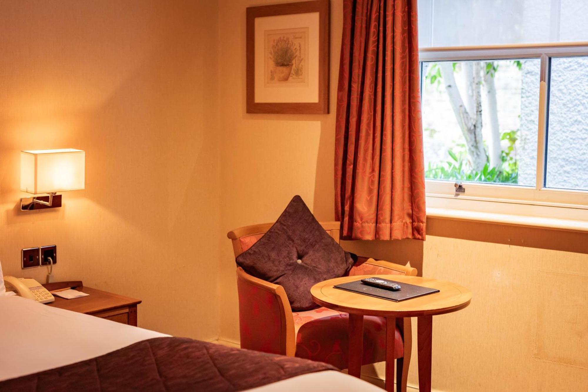 The Red Lion Hotel Hillingdon Eksteriør billede