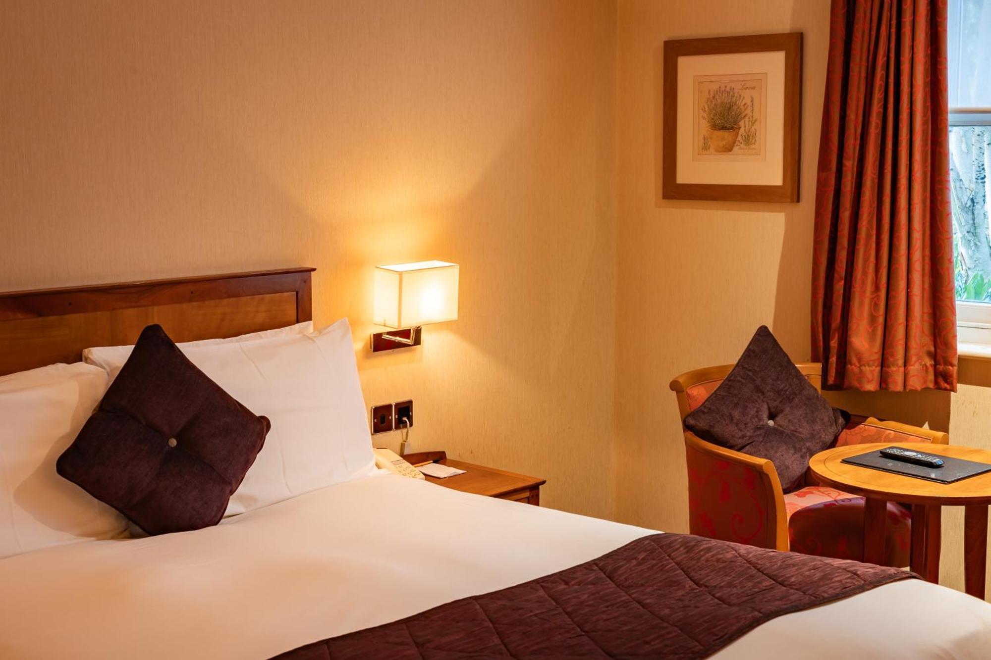 The Red Lion Hotel Hillingdon Eksteriør billede
